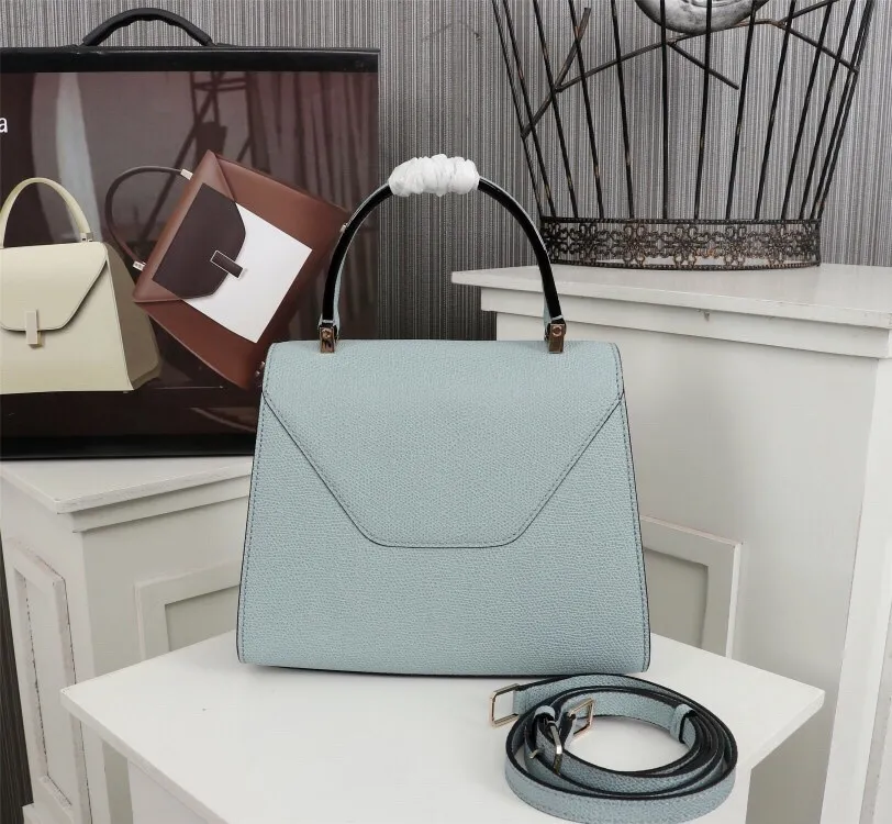 In stock👉Original small size light blue👉Valextra Valextra Iside, known as Italian Hermès, is one of the most representative designs of Valextra. There is no obvious logo, but the simple collective line design is very recognizable, full of architectural art, and shows a capable and intellectual style. It is made of imported palm-print lining cowhide, with up to five stitches of handwork, and the shiny oil edges test the skill of the craftsman. Small size: 22Cm